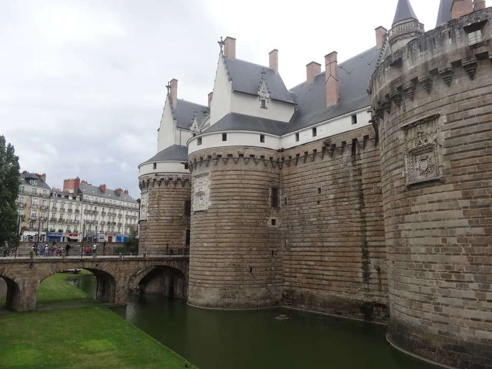 Château des ducs de Bretagne à Nantes, façade extérieure et douves
