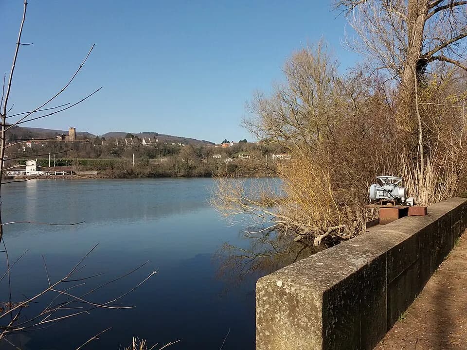 Vue du secteur du départ de « Le Crêt sur la Saône » : Fleurieu-sur-Saône - Chemin de Halage - Moteur sur muret, au bord de la Saône.jpg