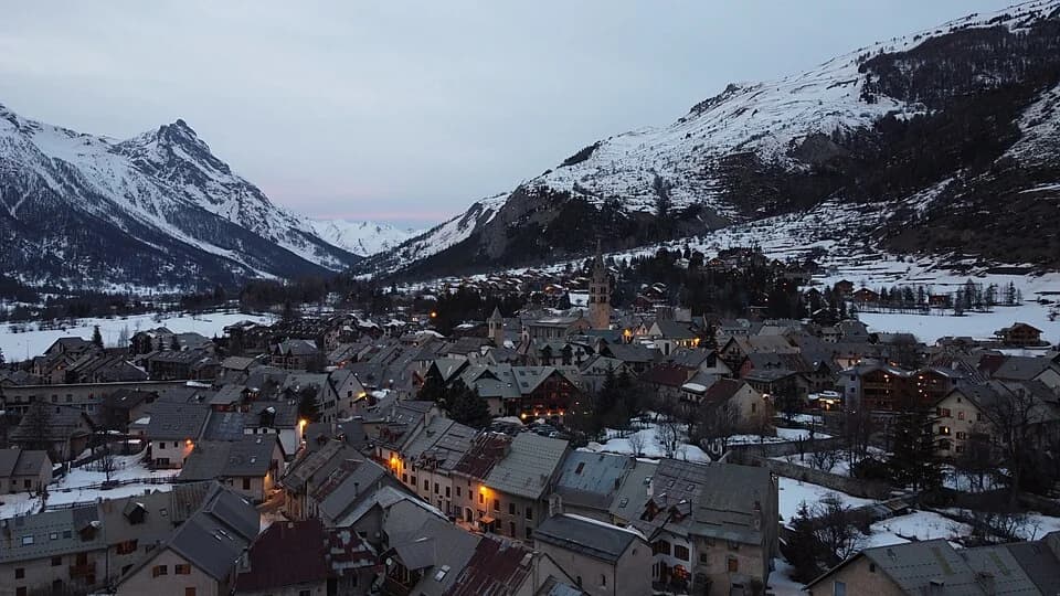 Vue du secteur du départ de « Les Sagnières » : Le Monetier les Bains village.jpg