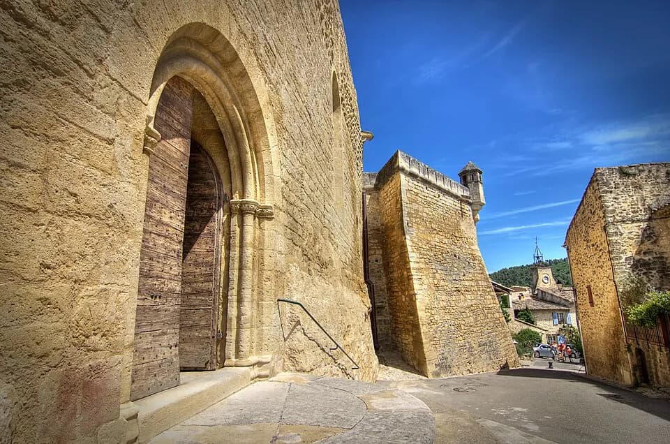 Vue du secteur du départ de « ANSOUIS - Entre ruelles et calades » : Le parvis de l'église (14577977171).jpg
