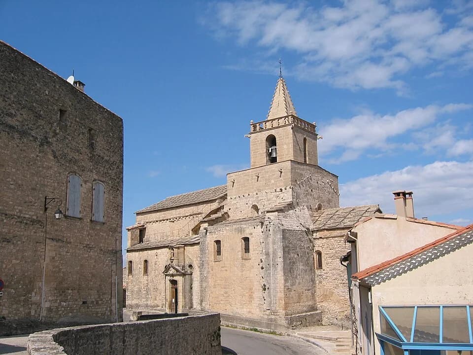 Vue du secteur du départ de « VENASQUE - L'Ermitage de Saint-Gens » : 12 PAC - Vaucluse - Venasque (2004-04-09 12-14-25).jpg