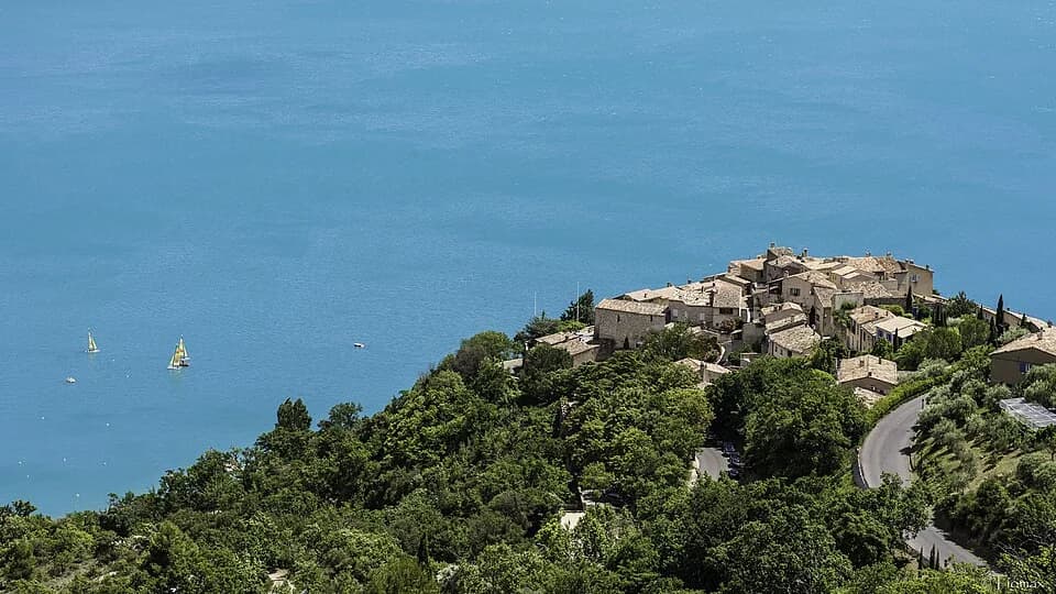 Vue du secteur du départ de « SAINTE-CROIX-DU-VERDON - Le sentier des Muletiers » : Her favorite place. (16465484955).jpg
