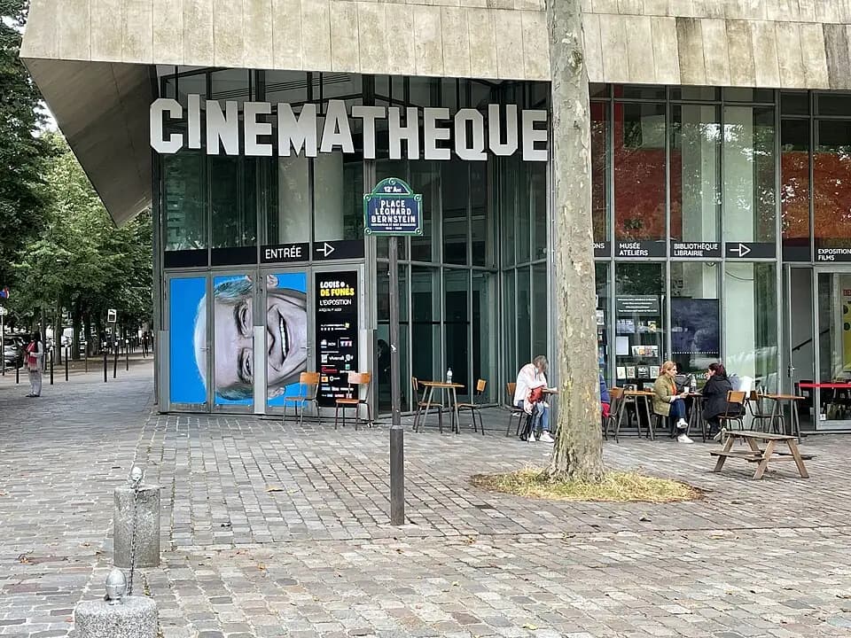 Vue du secteur du départ de « Entre Nature et Traditiondans le Parc de Bercy » : L'extérieur de la Cinémathèque Française.jpg