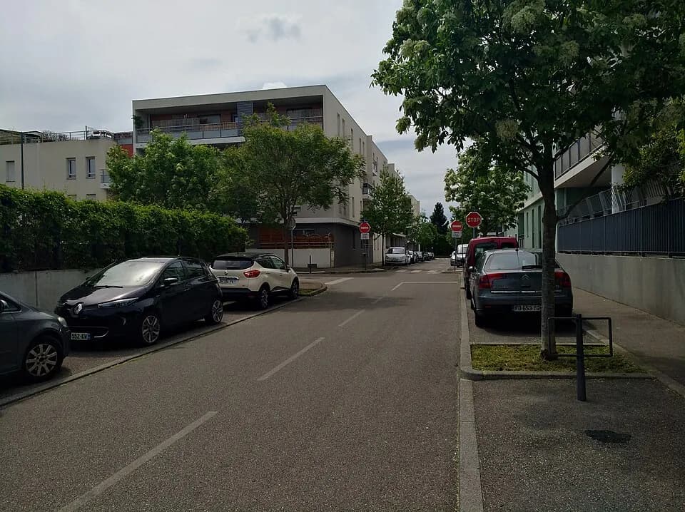 Vue du secteur du départ de « Le Velin » : Vaulx-en-Velin - Rue Colonel Henri Rol-Tanguy (mai 2021).jpg