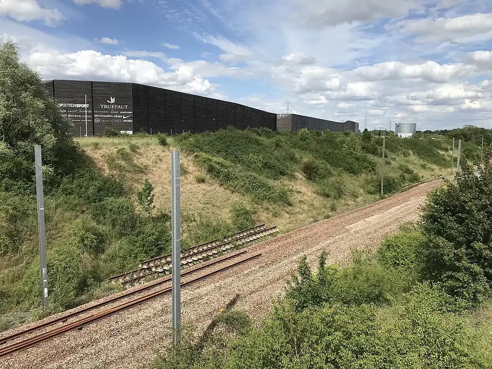 Vue du secteur du départ de « Entre lac et bois terrain » : Chambray-lès-Tours - ancienne voie ferroviaire.jpg