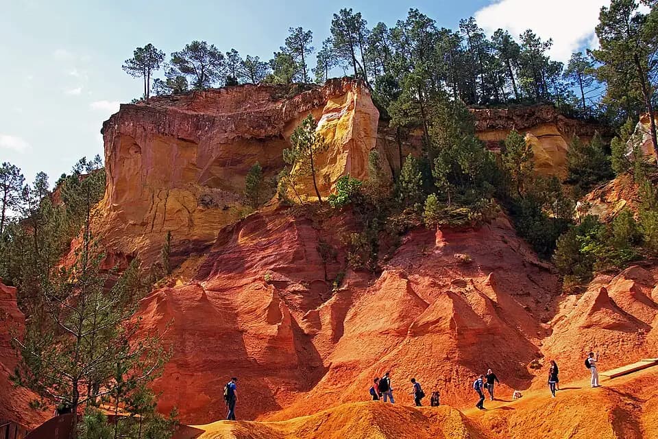Vue du secteur du départ de « ROUSSILLON - Ecomusée, village coloré et sentier des ocres » : Roussillon 2011 02.jpg