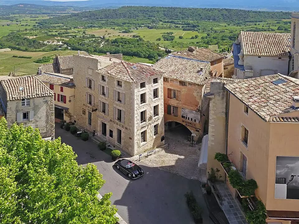 Vue du secteur du départ de « GORDES - Le col de Gordes » : Gordes (Vaucluse) - Agence Rosier - vue aérienne.jpg