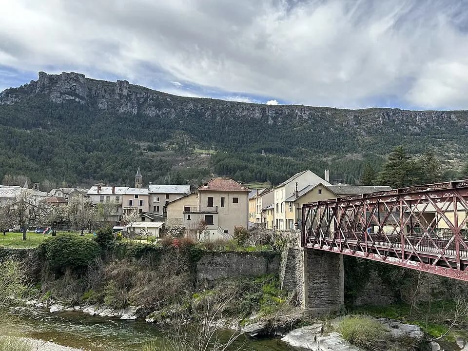 Vue du secteur du départ de « Gralhon » : Florac Trois Rivières - vue vers le centre ville depuis la rive droite du Tarnon.jpg