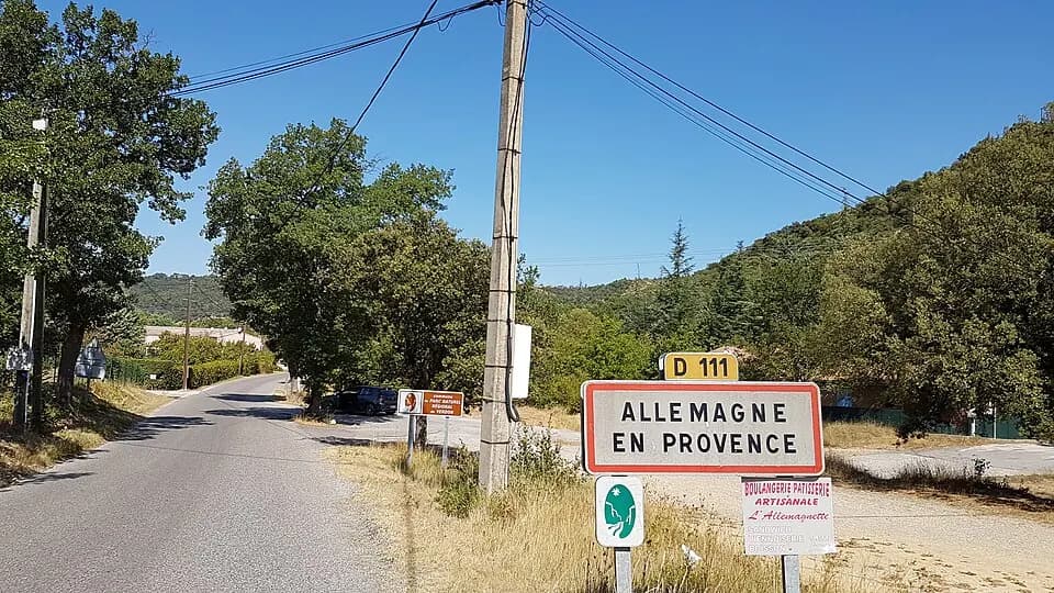 Vue du secteur du départ de « ALLEMAGNE-EN-PROVENCE - Du château à la chapelle Saint-Marc » : Panneau d'entrée de la commune d'Allemagne-en-Provence.jpg