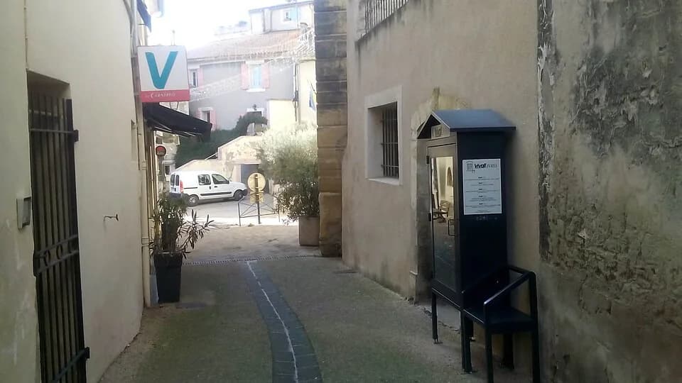 Vue du secteur du départ de « MÉRINDOL - Sentier de La Garrigue » : Mérindol - Vival - boîte à livres.jpg