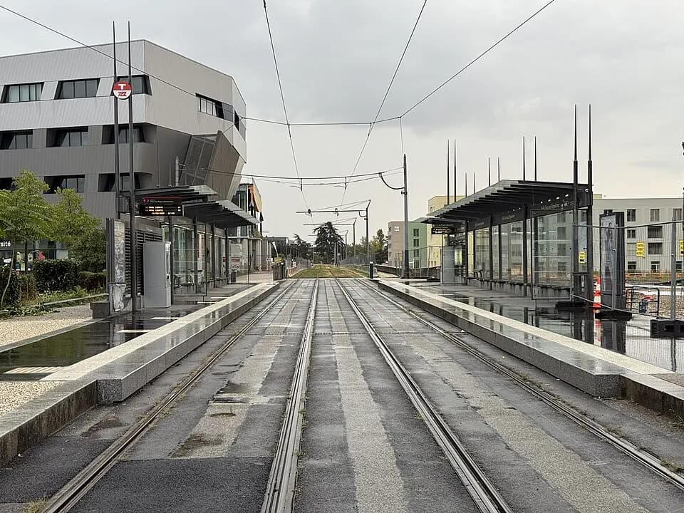 Vue du secteur du départ de « La porte de l'Université » : Station Parilly Université Hippodrome Tramway Lyon Avenue Pierre Mendès France - Bron (FR69) - 2025-08-20 - 4.jpg