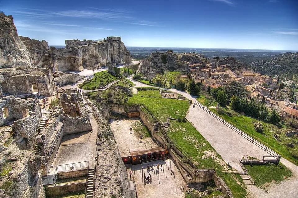 Vue du secteur du départ de « LES BAUX-DE-PROVENCE - Autour de la bauxite » : Les Baux de Provence (8648270725).jpg
