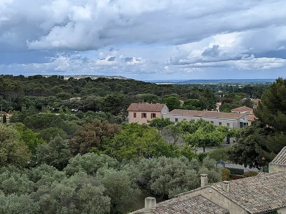 Vue du secteur du départ de « LES TAILLADES - Colline de Pied Caud » : Taillades - Rue de l'Église - Vue sur la place de la Mairie.jpg