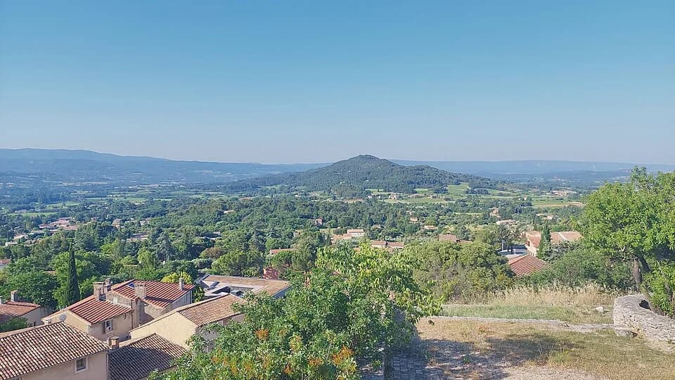 Vue du secteur du départ de « SAINT-SATURNIN-LÈS-APT - Des moulins au château et rues du village » : 20260531 084626 HDR.jpg