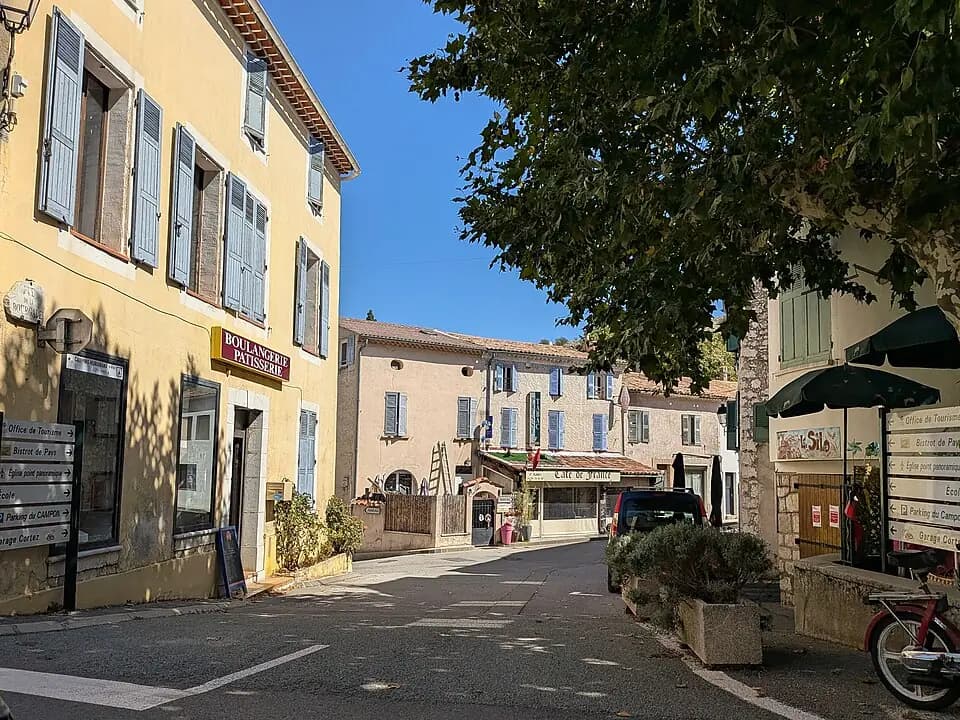 Vue du secteur du départ de « COMPS-SUR-ARTUBY - Le Mauvais Pont » : Comps-sur-Artuby - Rue de la Bourgade (sept 2026).jpg
