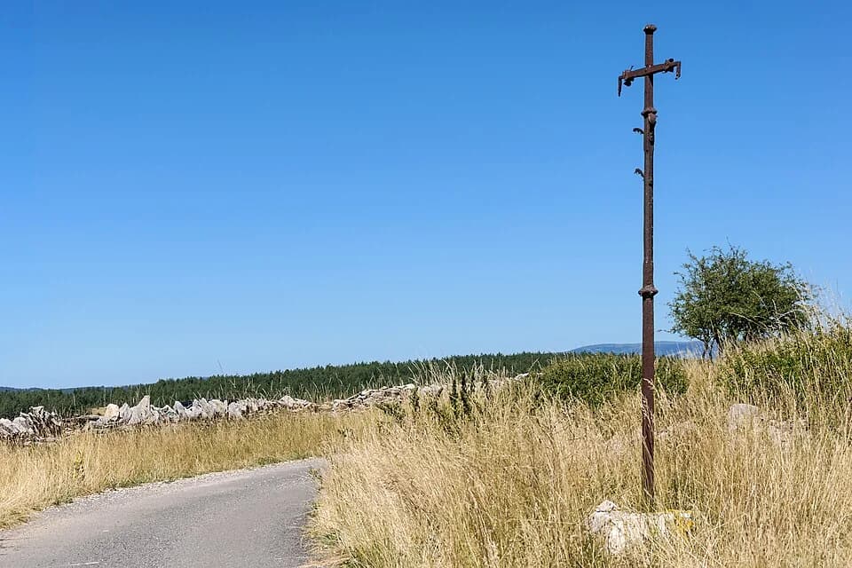 Vue du secteur du départ de « La ferme de Pessades » : Champerboux croix fer route.jpg