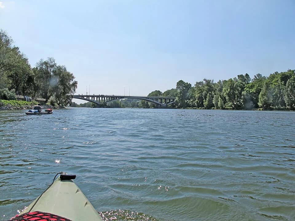 La Loire et le pont Napoléon à Tours, vus depuis le fleuve
