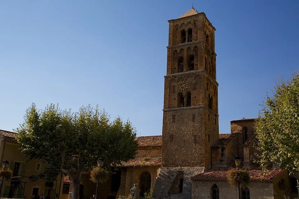 Vue du secteur du départ de « MOUSTIERS-SAINTE-MARIE - Le sentier botanique de Tréguier » : Église-Moustiers-Sainte-Marie 3.jpg