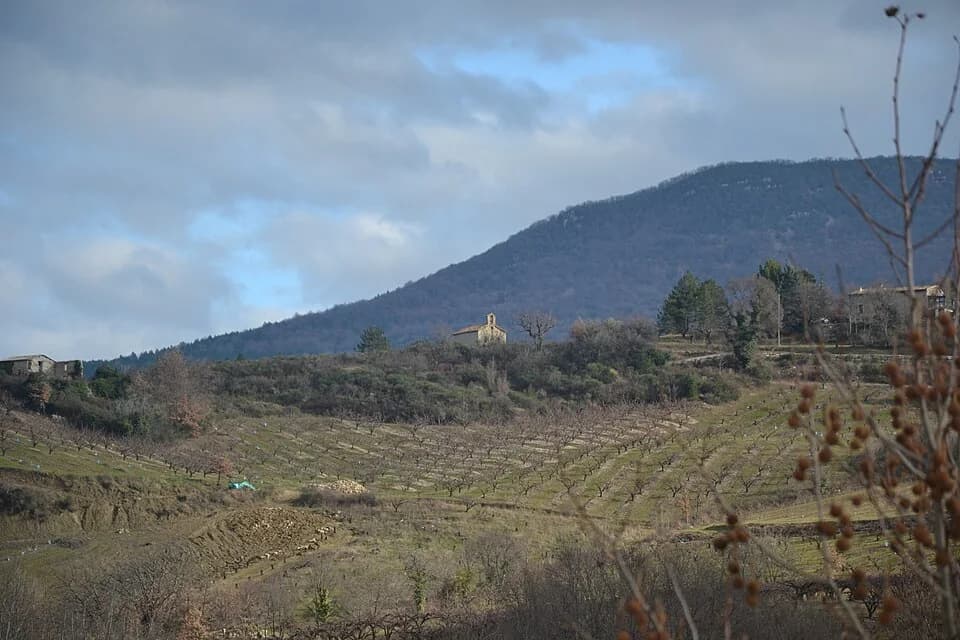 Vue du secteur du départ de « SAHUNE - Le sentier botanique » : Sahune - Chapelle Saint Joseph.JPG