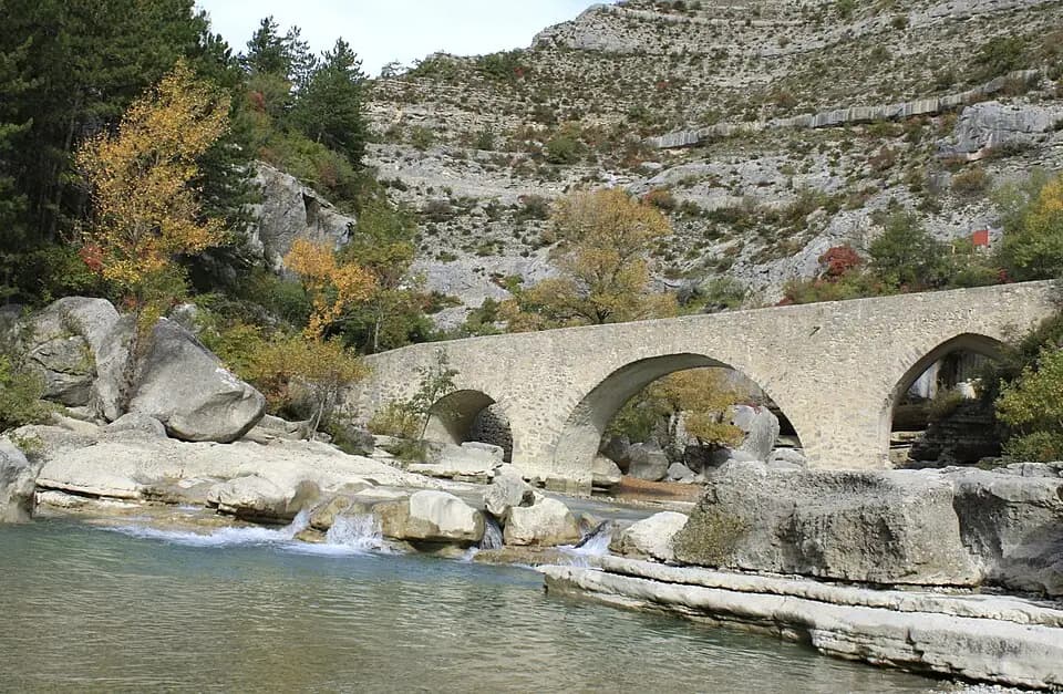 Vue du secteur du départ de « VAL BUËCH-MÉOUGE - Le Banc du Bouc » : Pont Roman sur la méouge.jpg