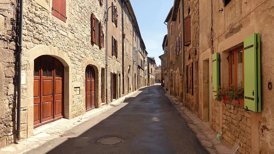 Vue du secteur du départ de « Sentier de Barre-des-Cévennes » : Barre-des-Cévennes Rue principale.JPG