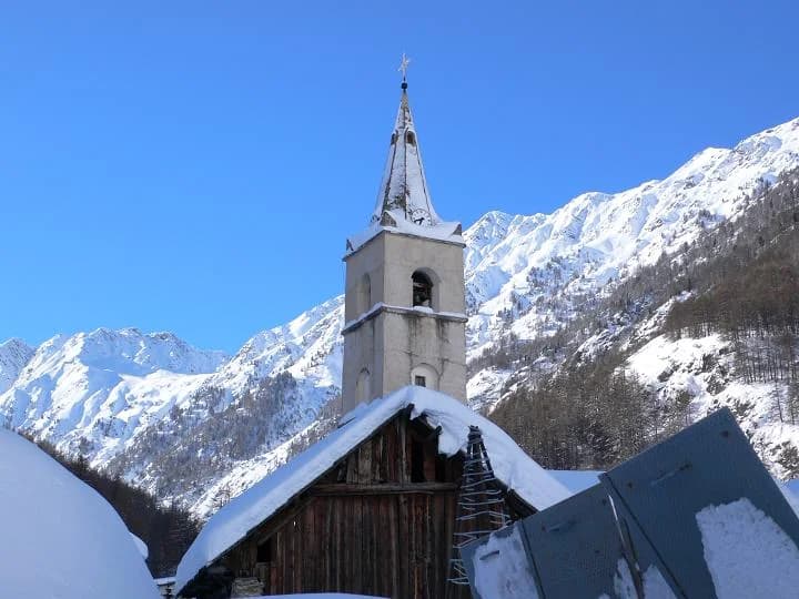 Vue du secteur du départ de « RISTOLAS - Le lac de Ségure » : Ristolas Eglise 3.jpg