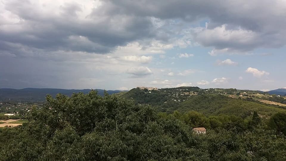 Vue du secteur du départ de « LA CADIÈRE-D'AZUR - Le bois du Défends » : Le Castellet vu depuis La Cadière d'Azur.jpg