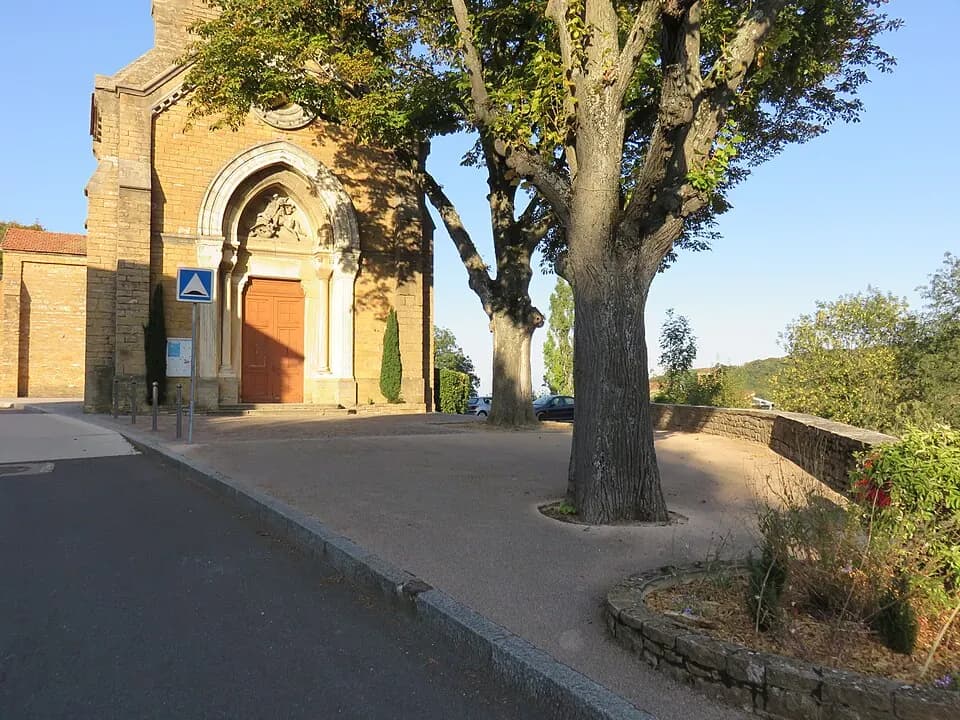 Vue du secteur du départ de « Au coeur des Monts d'Or » : Poleymieux-au-Mont-d'Or - Place de l'Église (sept 2018).jpg