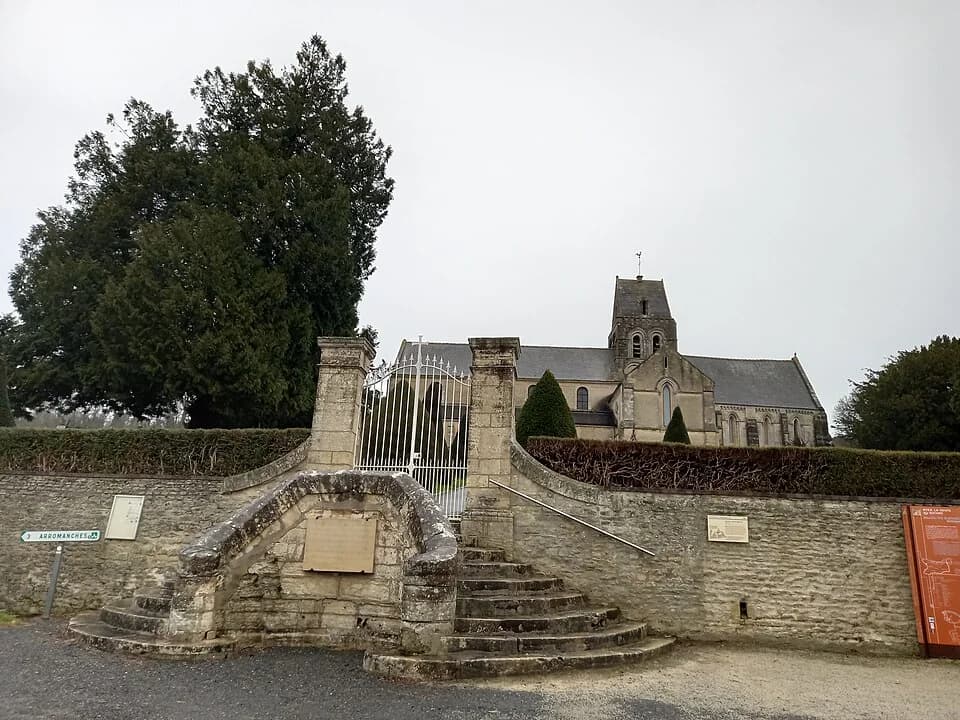 Photo du secteur de « Les Monts de Ryes » : Église Saint-Martin de Ryes vue générale depuis la route.jpg