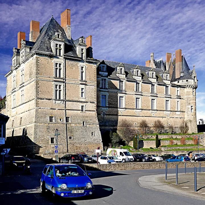 Photo du secteur de « GR 35 » : Twingo de château, Durtal (51894752444).jpg