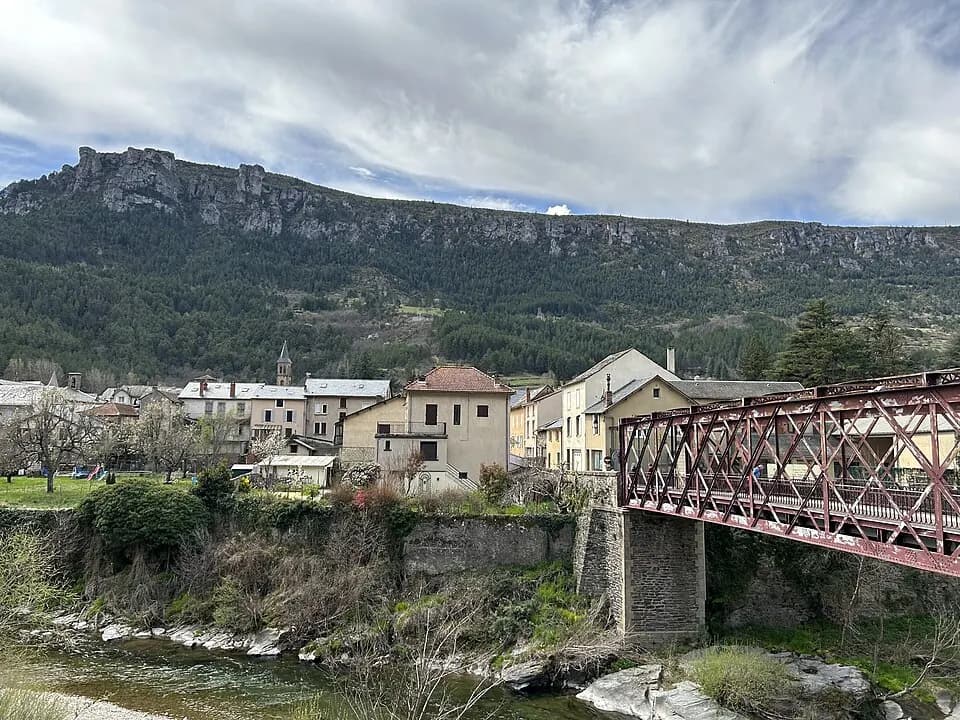 Photo du secteur de « Puecheral » : Florac Trois Rivières - vue vers le centre ville depuis la rive droite du Tarnon.jpg