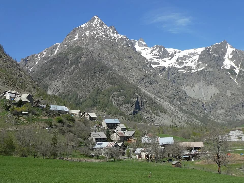 Photo du secteur de « Le refuge du Tourond » : Le Châtelard et les Gondouins, vallée de Champoléon, Champsaur, France 01.jpg