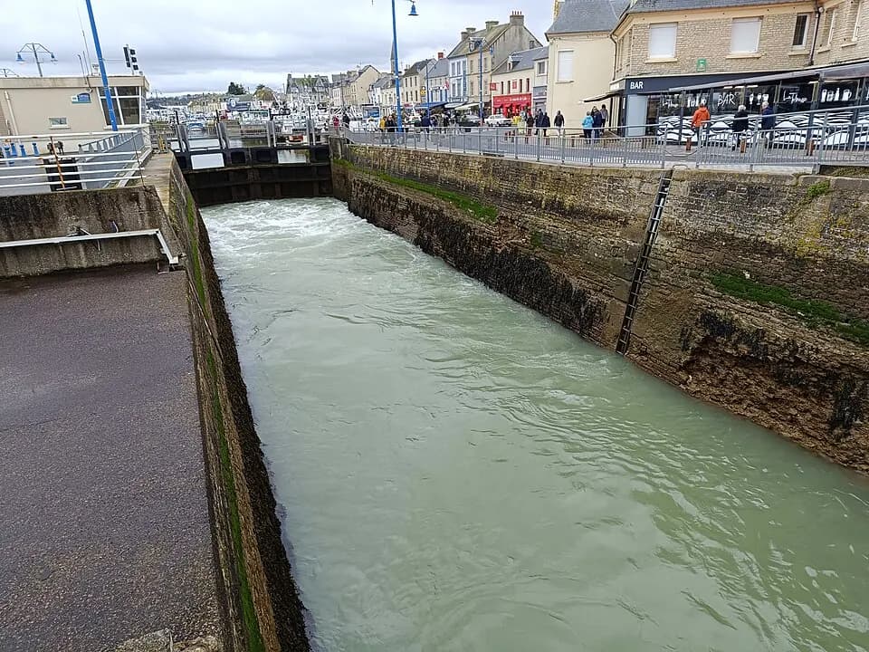 Photo du secteur de « Autour de Port-en-Bessin-Huppain » : Port-en-Bessin-Huppain - Écluse 01.jpg