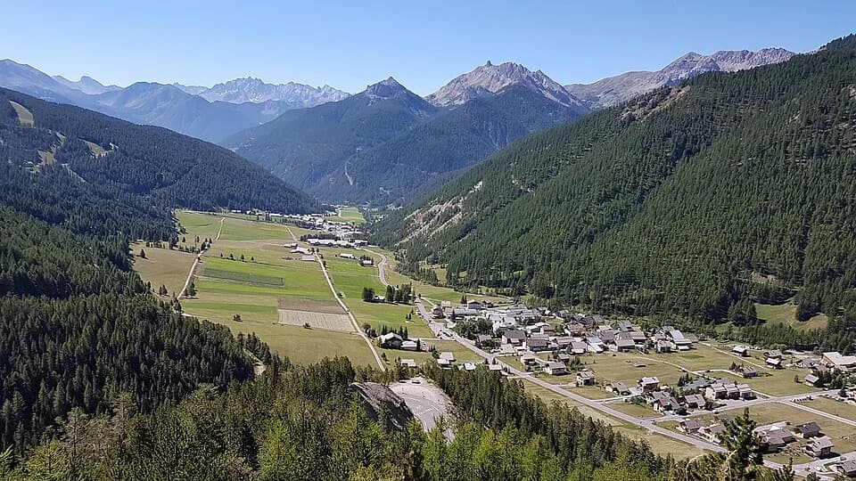 Photo du secteur de « ARVIEUX- Tour du Cros et Jalleït par Clapeyto » : Arvieux depuis la montée du col d'Izoard.jpg
