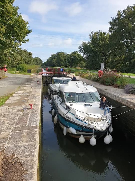Photo du secteur de « CIRCUIT DE VIVE EVE » : Écluse de La Tindière, passage de bateaux.jpg