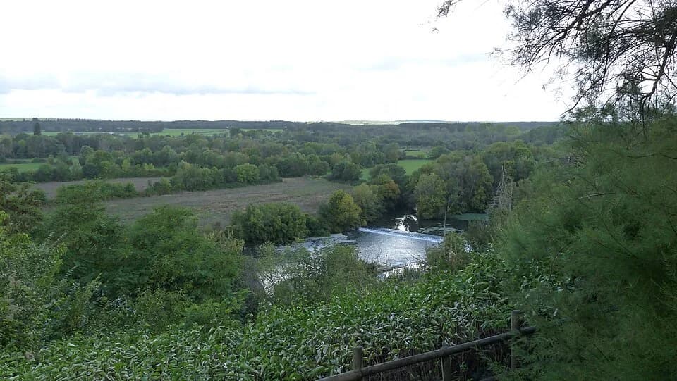 Photo du secteur de « GR 35 » : Seiches-sur-le-Loir (49) Point de vue sur le Loir depuis la chapelle de Matheflon.jpg