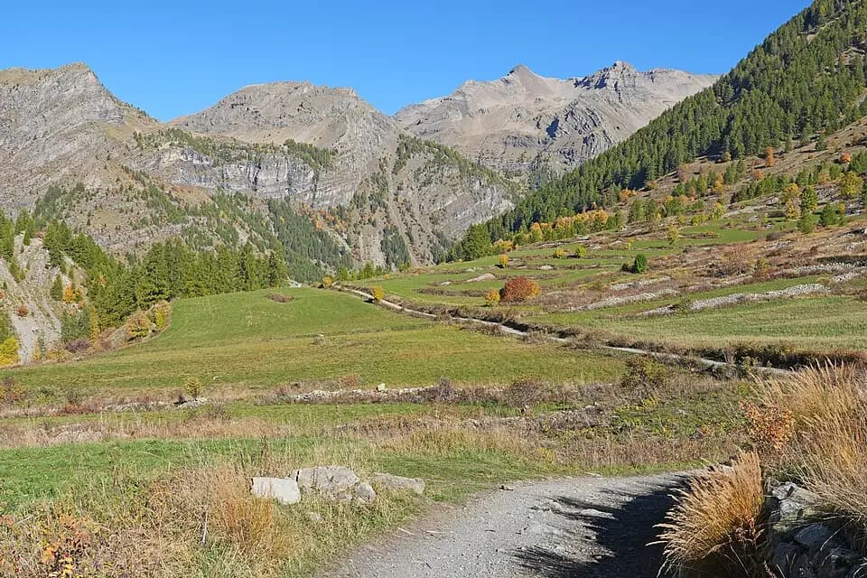 Photo du secteur de « Le lac des Pisses » : Chemin menant du hameau de Prapic au saut du Laire en longeant le Drac noir (Hautes-Alpes, France) DSC01742.jpg