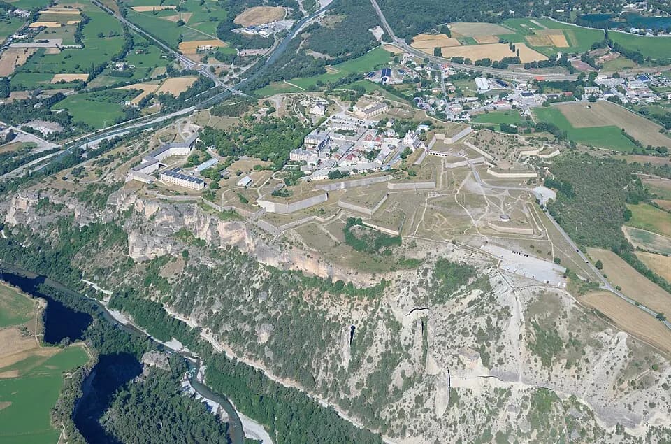Photo du secteur de « EYGLIERS - Les Oasis enchantés » : Aerial image of Mont-Dauphin (view from the east).jpg
