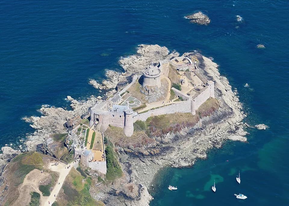 Photo du secteur de « Autour de Château Serein » : Aerial image of Fort la Latte (view from the southwest).jpg