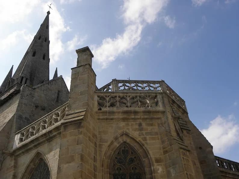 Photo du secteur de « Le circuit au coeur de Guingamp - Guingamp » : Guingamp (22) Basilique N.D. Chevet 04.JPG