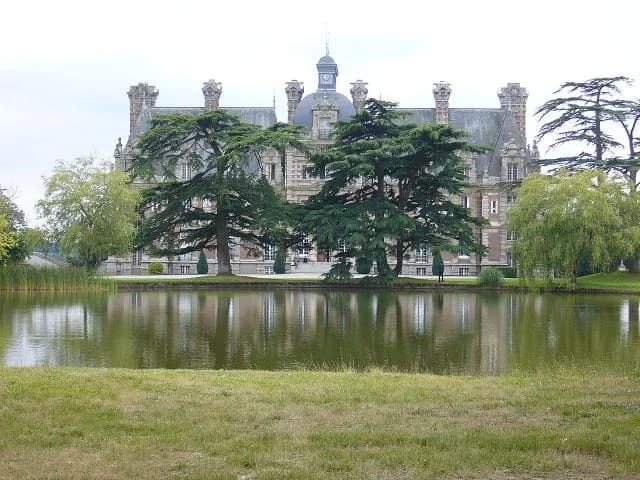 Photo du secteur de « Vignes et Coteaux » : La façade du château du XIXe siècle de La Turmelière.JPG