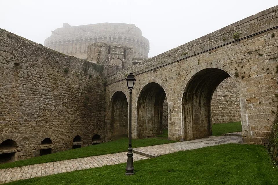 Photo du secteur de « Le tour des remparts de Dinan » : Pont du donjon de Dinan, France.jpg