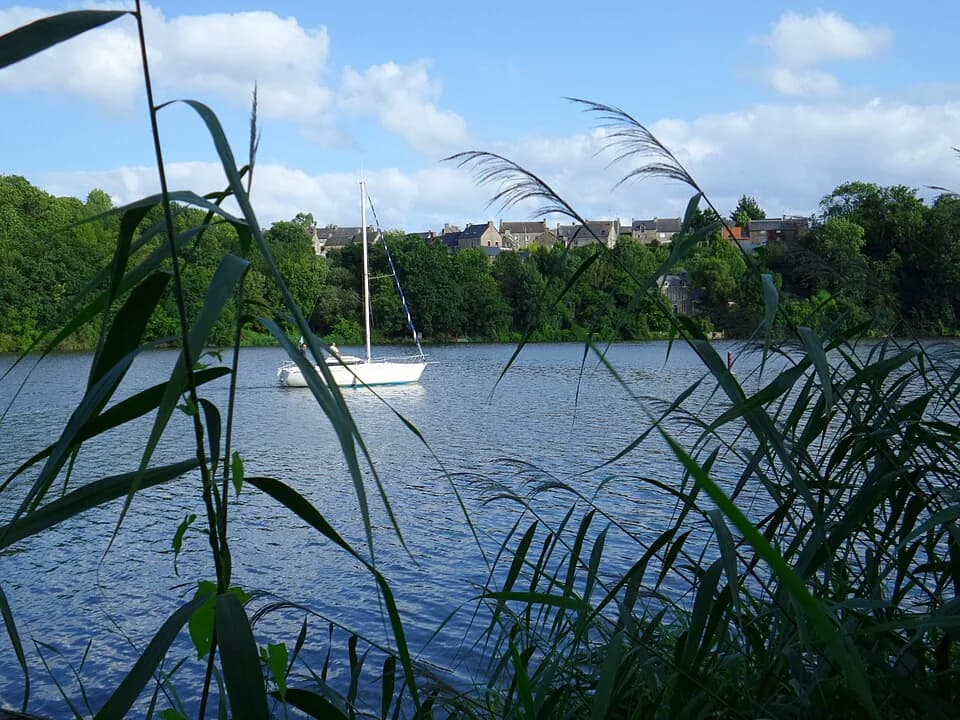 Photo du secteur de « Sentier de l'Eperon Barré » : Chantoiseau from rance river 2014.jpeg