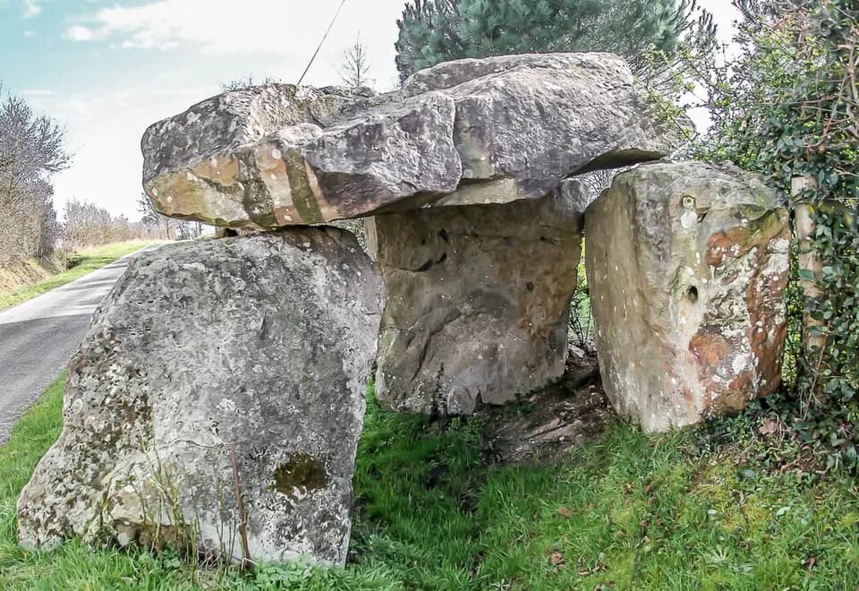 Photo du secteur de « le Tour de l'étang » : Dolmen de la maison des fée 1 de Miré.jpg
