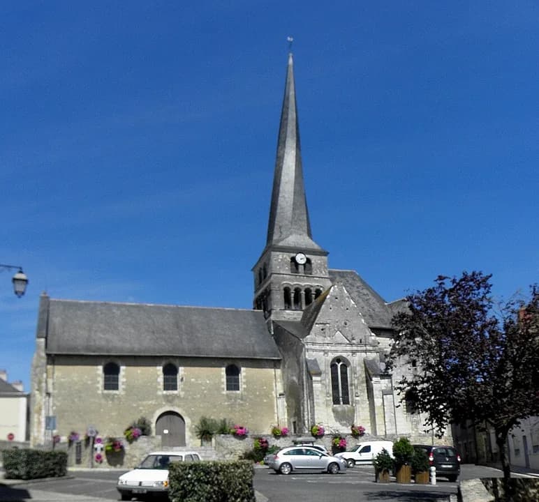Photo du secteur de « Circuit n° 1 » : Vieil-Baugé (49) Église Saint-Symphorien - Extérieur - 01.jpg