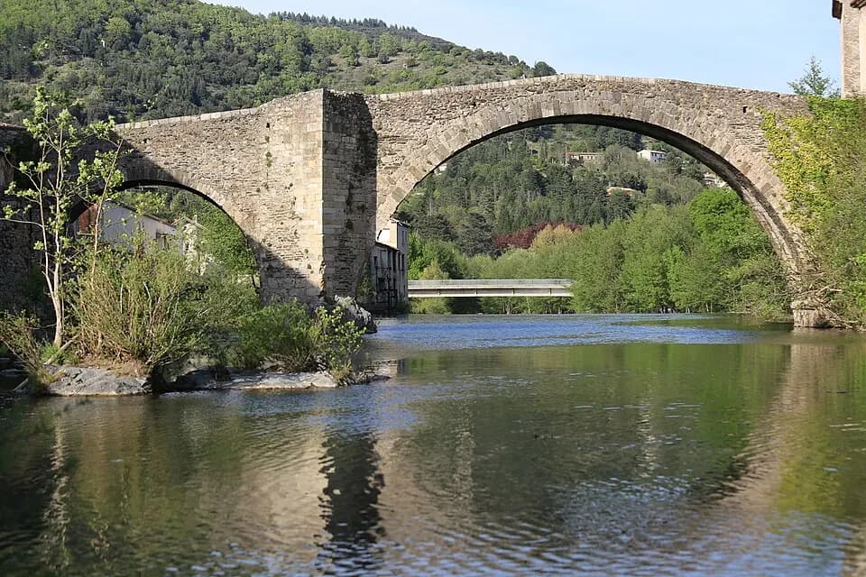 Photo du secteur de « Vers le col de Mourèzes » : Le vieux pont au Vigan (17078183288).jpg