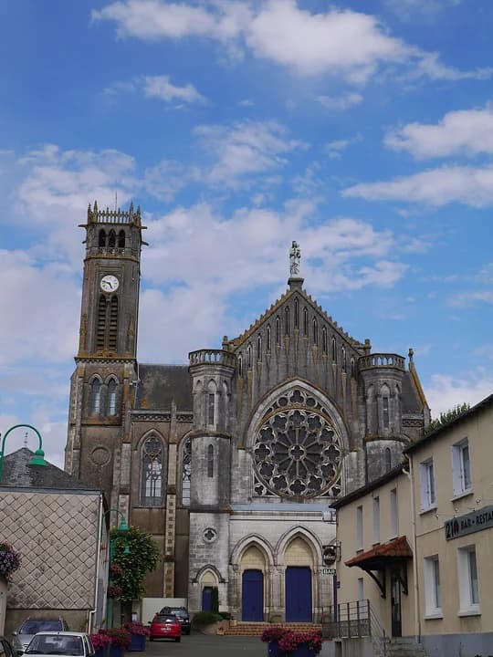 Photo du secteur de « Circuit de Saint Georges des Gardes » : 49 Saint-Georges-des-Gardes abbatiale 01.jpg