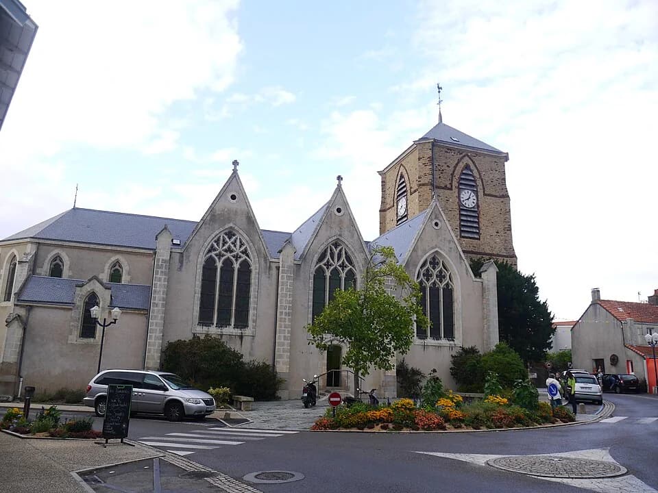 Photo du secteur de « LA PLAINE-SUR-MER : Circuit du Port de Gravette » : 44 La Plaine-sur-Mer église.jpg