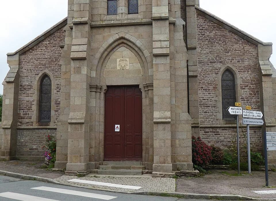 Photo du secteur de « Chemins de Campagne » : Plévenon Façade de l'Église Saint-Pierre.JPG