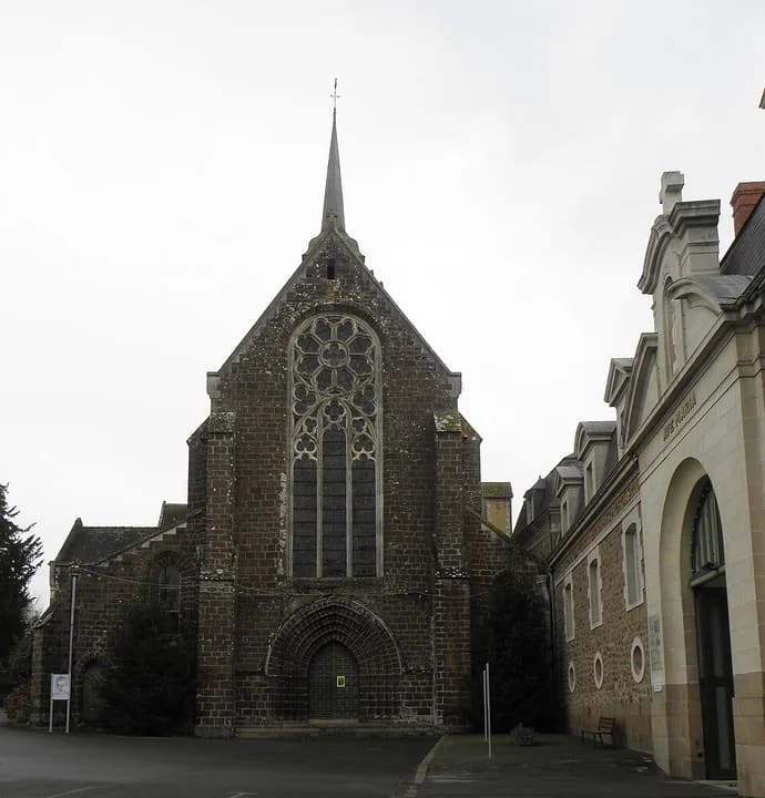 Photo du secteur de « CIRCUIT DE LA CROIX-ROUGE » : Saint-Gildas-des-Bois (44) Abbatiale Extérieur 01.jpg